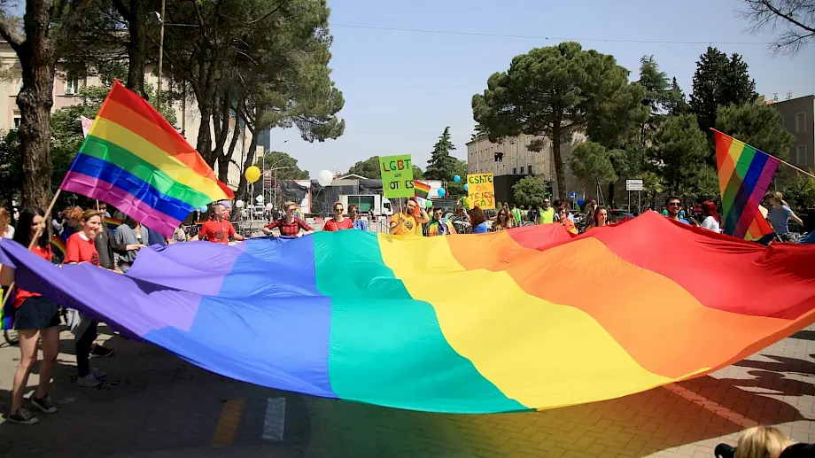LGBT aktivisti na skupu protiv homofobije i transfobije u Tirani. Photo: EPA/MALTON DIBRA