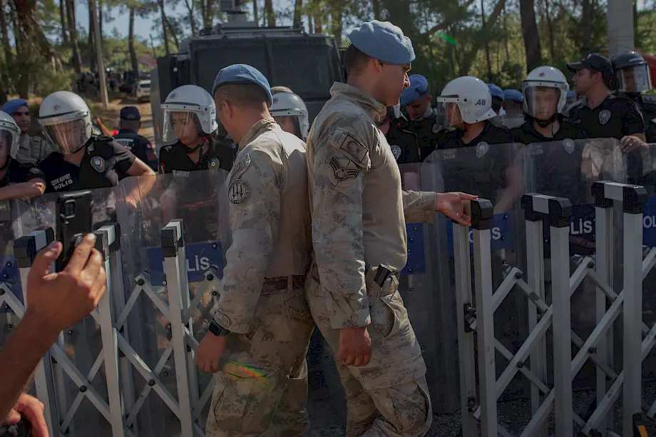 Turska policija sprečavaju demonstrante da uđu na gradilište. Foto: BIRN/Can Erok
