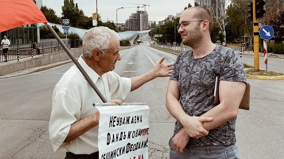 Jedan od organizatora protesta Alexander Gradinarov (D) u četvrti Musagenitsa, Sofija. Foto: BIRN