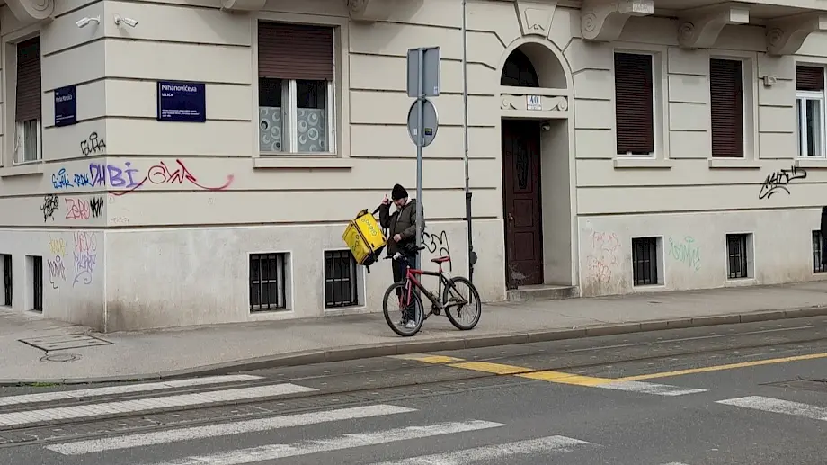 Dostavljač Glovo-a u Zagrebu, Hrvatska. Foto: BIRN/Anja Vladisavljević