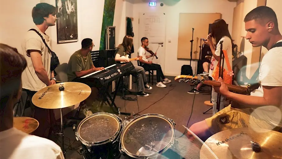 Članovi "Romske škole roka" pripremaju se koncert. Foto: Romska škola roka