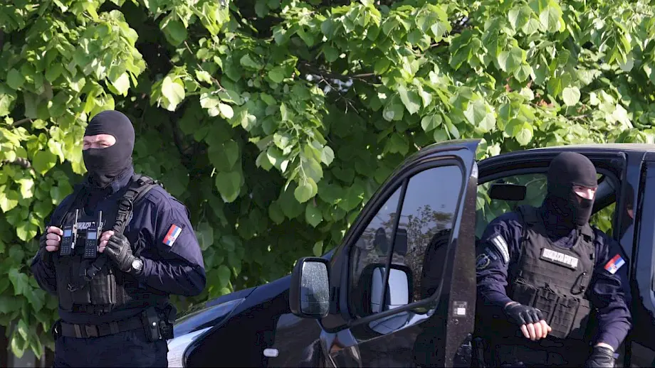 Pripadnici policije Srbije tokom akcije u Mladenovcu. Foto: EPA-EFE/ANDREJ CUKIC