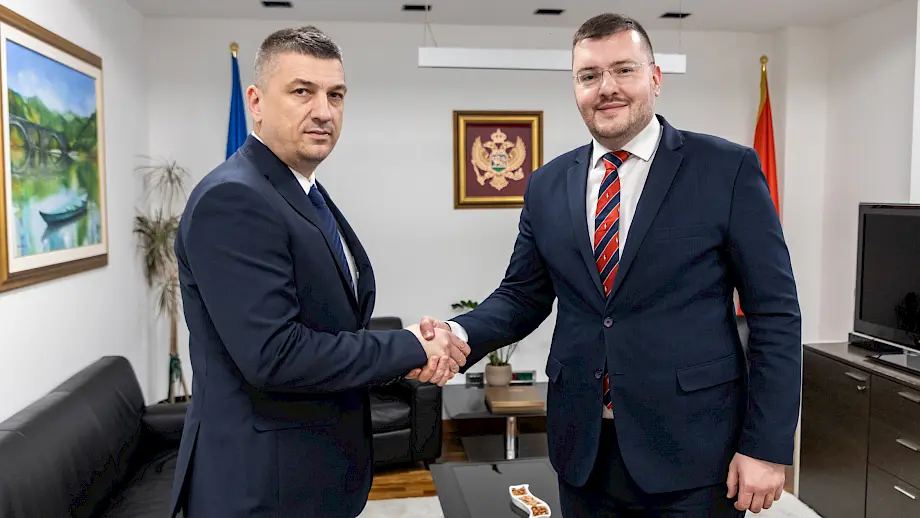 Specijalni državni tužilac Vladimir Novović (L) i Potpredsjednik Vlade za politički sistem, pravosuđe i antikorupciju Momo Koprivica (D) u Podgorici. Foto: Vlada Crne Gore