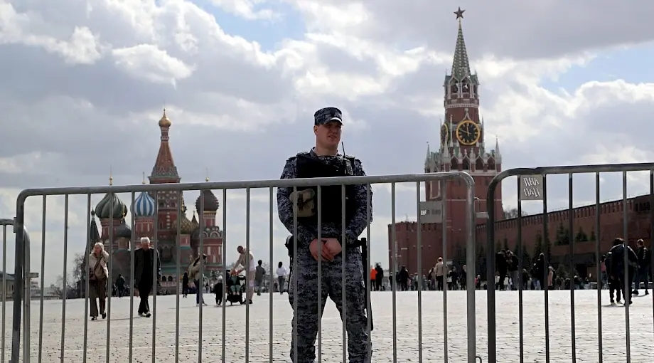 Ruski policajac čuva prilaz Crvenom trgu u Moskvi. Foto: EPA-EFE/Maxim Shipenkov