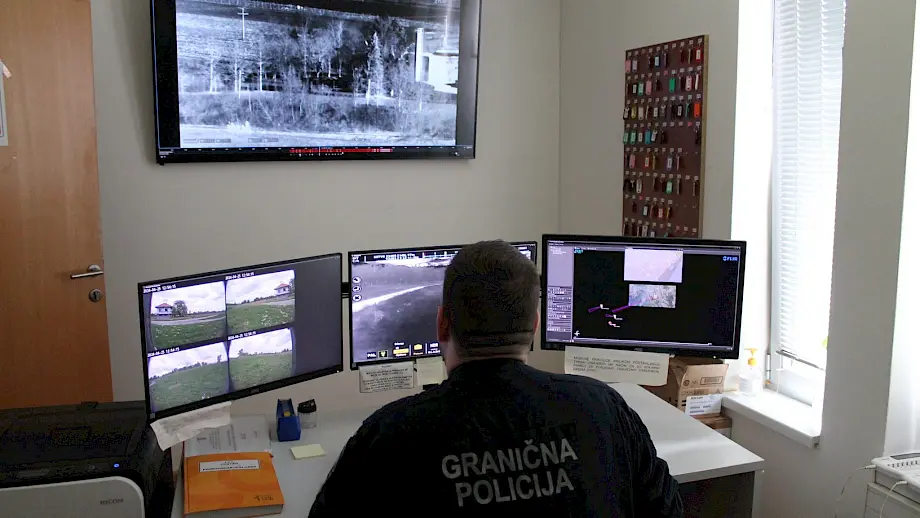 Hrvatski policajac nadgleda granicu. Foto: BIRN/Vuk Tešija