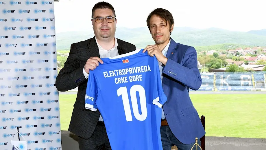 Izvršni direktor EPCG Nikola Rovčanin i predsjednik FK "Sutjeska“ Marko Mitrović potpisuju ugovor o sponzorstvu. Foto: EPCG.COM