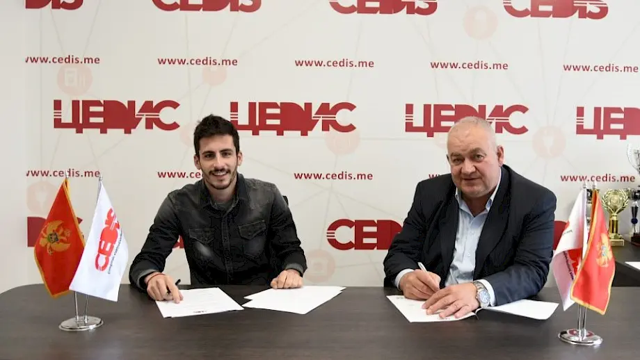 Automobilista Filip Kunčer (L) i predsjednik Odbora direktora CEDIS Rajko Radošević (D). Foto: cedis.me