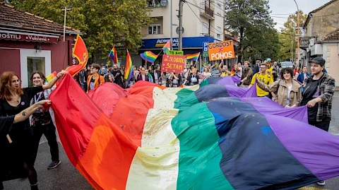 Vlada čisti udžbenike od diskriminacije prema LGBTIQ osobama