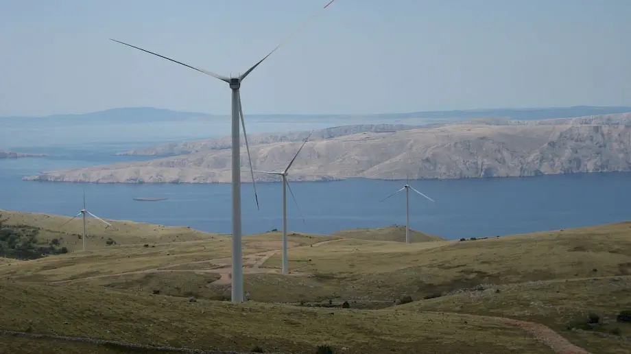 Vjetroelektrana Vrataruša kod Senja u Hrvatskoj. Foto: CC BY-SA 3.0 <https://creativecommons.org/licenses/by-sa/3.0>, via Wikimedia Commons