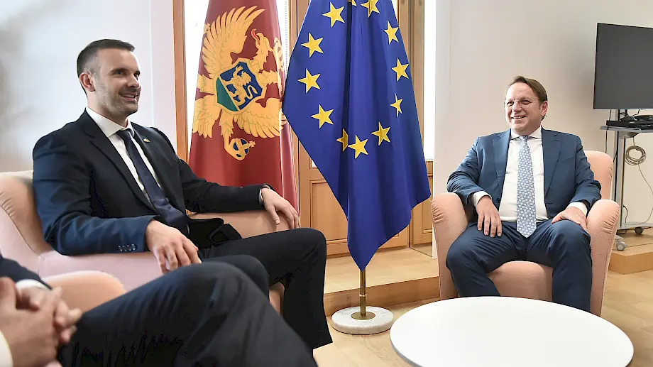 Predsjednik Vlade Crne Gore Milojko Spajić i Evropski komesar za susjedstvo i proširenje Oliver Varhelji na sastanku u Briselu. Foto: Vlada Crne Gore