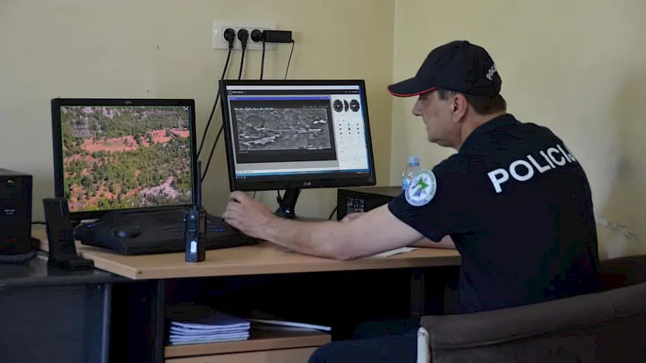 Crnogorski policajac nadgleda granicu sa Albanijom. Foto: Ministarstvo odbrane