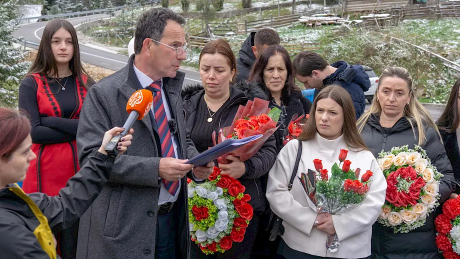 Hadži Ahmeti na komemoraciji žrtvama u Kaluđerskom lazu. Foto: BIRN/Samir Kajošević