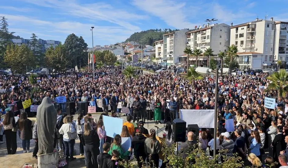 Građani Ulcinja na skupu povodom smrti porodilje Drite Tafe. Foto: Sejdi Ismajli