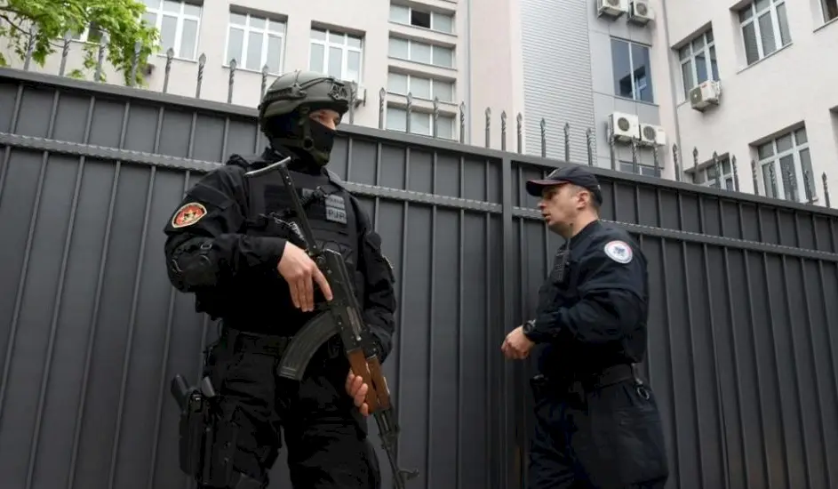 Crnogorski policajci obezbijeđuju zgradu suda u Podgorici. Foto: EPA-EFE/BORIS PEJOVIĆ