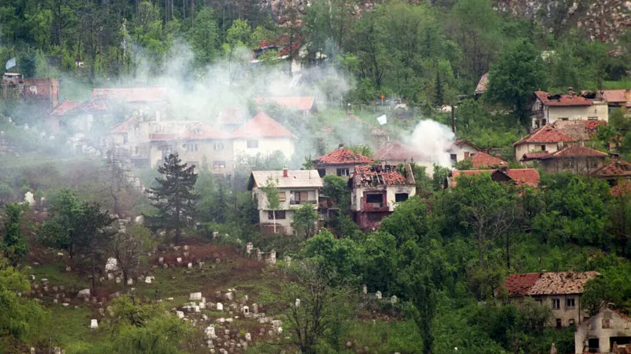 Zapaljene kuće u blizini Sarajeva tokom rata u Bosni i Hercegovini. Foto: EPA-EFE/ENRIC MARTI