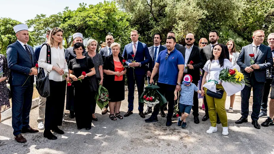Komemoracija žrtvama deportacije ispred zgrade CB Herceg Novi. Foto: Vlada Crne Gore