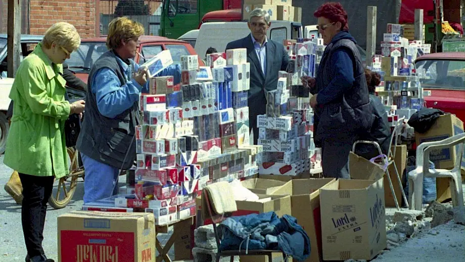 Improvizovane tezge sa švercovanim cigaretama u Podgorici 2000. godine. Foto: EPA-EFE/MILOŠ BIČANSKI
