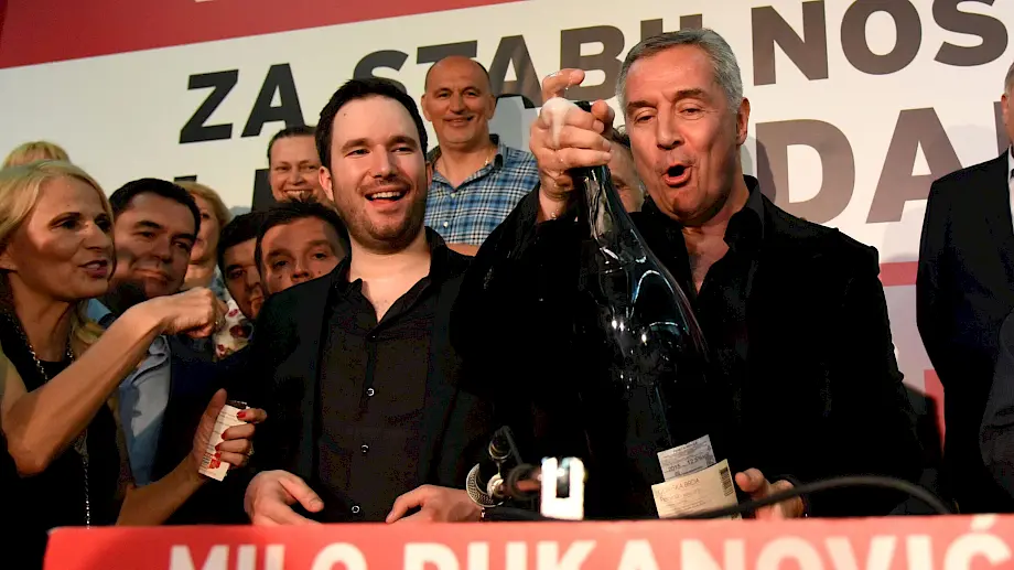 Bivši crnogorski premijer Milo Đukanović (D) i njegov sin Blažo Đukanović (L) na proslavi izborne pobjede 2016. godine. Foto: EPA-EFE/BORIS PEJOVIC