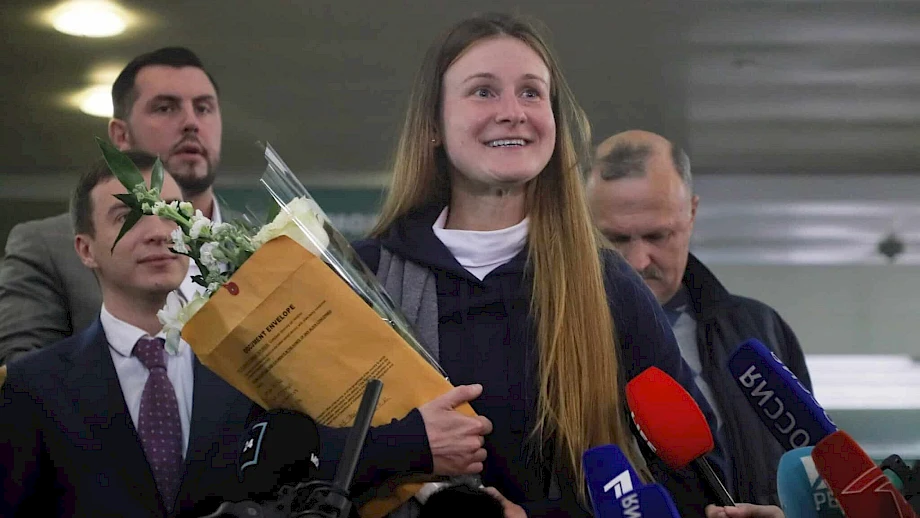 Maria Butina na aerodromu u Moskvi nakon deportovanja iz SAD. Foto: EPA-EFE/SERGEI ILNITSKY
