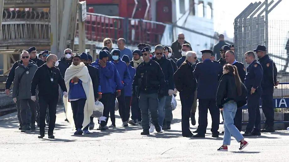 Migranti stižu u luku Šenđin, Albanija. Foto: EPA-EFE/MALTON DIBRA