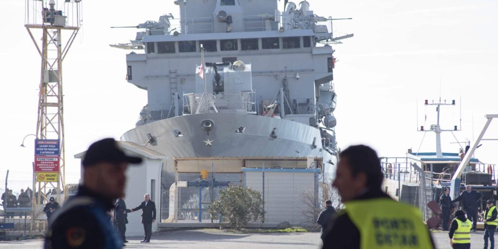 Brod "Cassiopea" sa migrantima u albanskoj luci Šenđin. Foto: BIRN/Nensi Bogdani