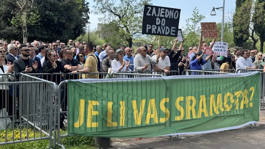 Protest ispred zgrade Skupštine Crne Gore. Foto: BIRN