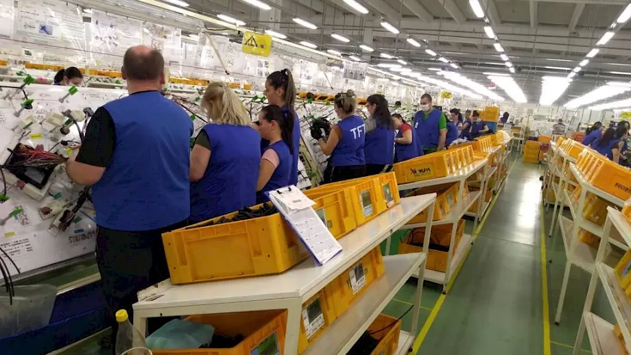 Radnici u fabrici južnokorejske kompanije Yura Corporation u Leskovcu. Foto: Predrag Stojanović, sindikalni lider u fabrici Yura Corporation