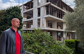 Višespratnicu u Tuzima grade uz porodične kuće