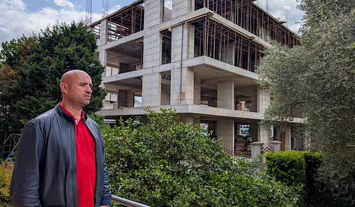Višespratnicu u Tuzima grade uz porodične kuće