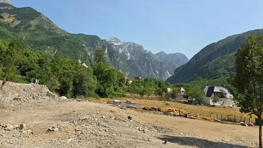 Srušena vikendica u selu Theth, Albanija. Foto: BIRN/Fjori Sinoruka