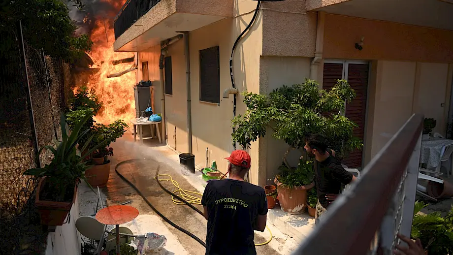 Zapaljena kuća tokom požara u selu Vounteni na Peloponezu. Foto: EPA/GIOTA LOTSARI