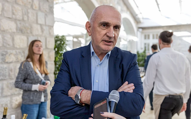 Čelnici državnih agencija dobijali grantove i stambene kredite