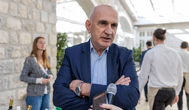 Čelnici državnih agencija dobijali grantove i stambene kredite