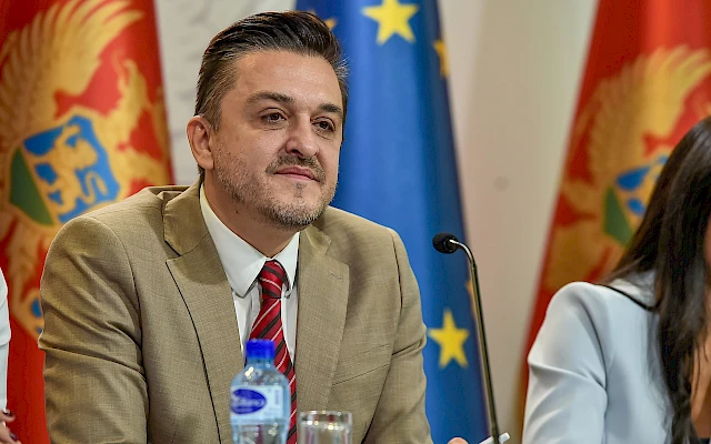 Ministarstvo finansija tvrdi da je Vukovićeva diploma zakonita