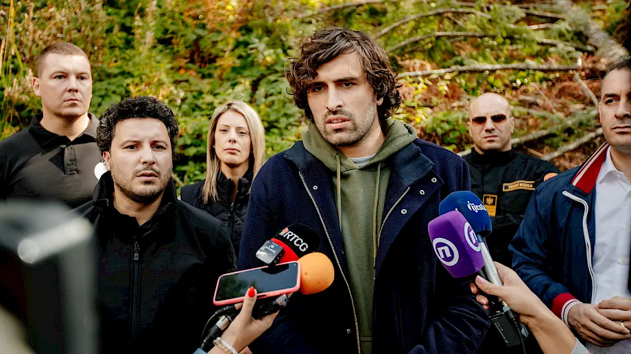 Ekološki aktivista Vuk Vujisić (u sredini). Foto: Vlada Crne Gore