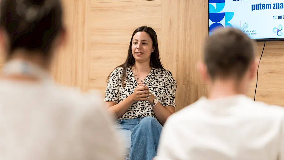 Programska koordinatorka Saveza organizacija gluvih i nagluvih, Tijana Mijušković. Foto: PR Centar