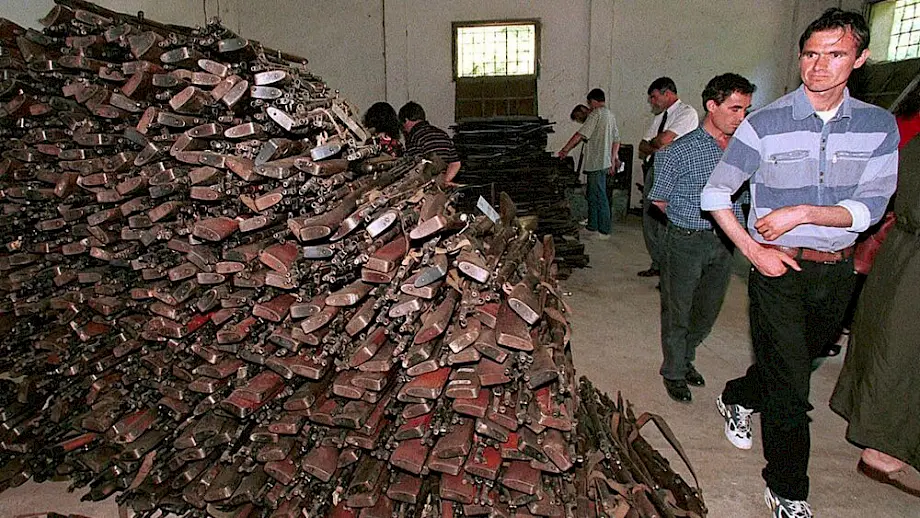 Oružje koje je 1997. ukradeno iz vojne baze u Tirani. Foto: EPA/ARMANDO BABANI