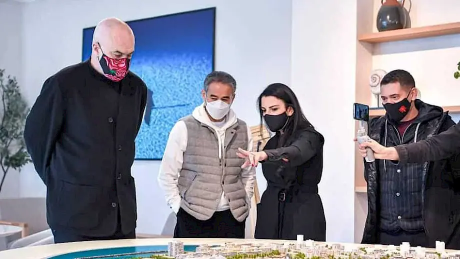 Albanski premijer Edi Rama i biznismen iz UAE Mohamed Alabar kraj makete luke u Draču. Foto: Facebook/Edi Rama.