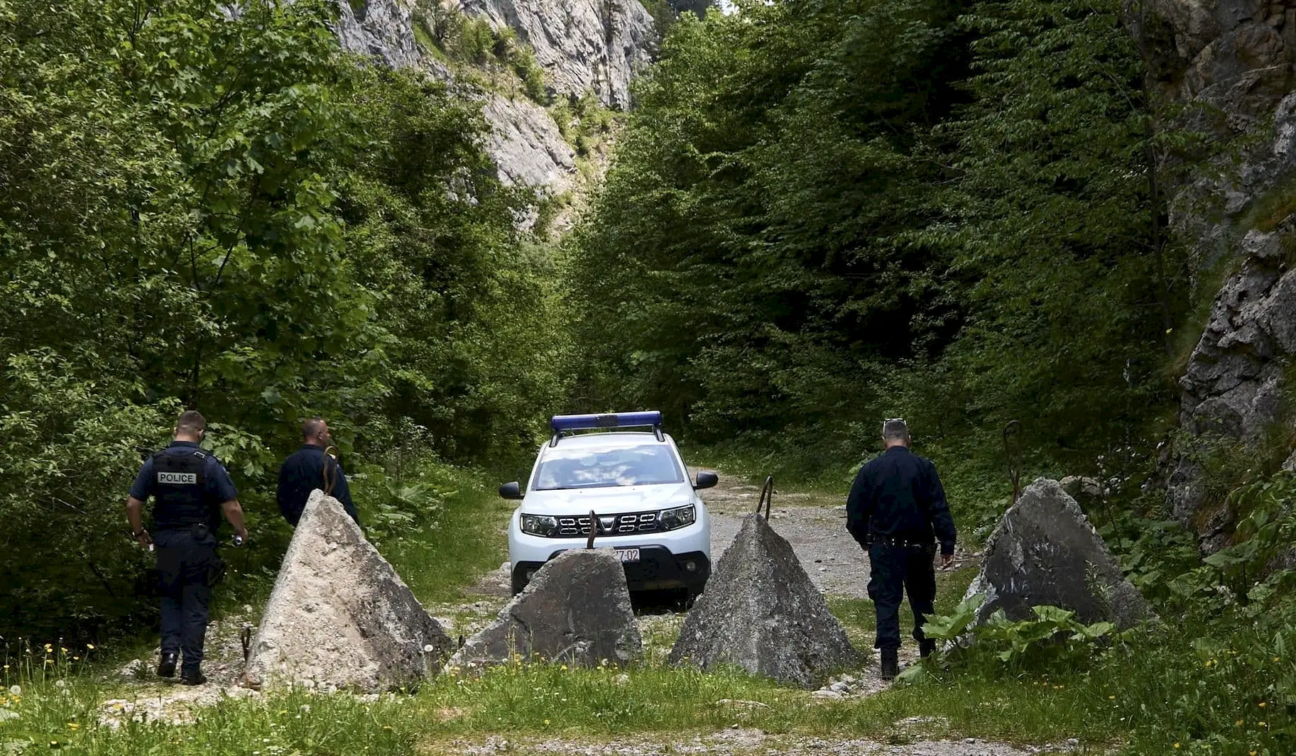 Policijska patrola kod zatvorenog puta Kotlovi - Kućište. Foto: BIRN/Serbeze Haxhiaj