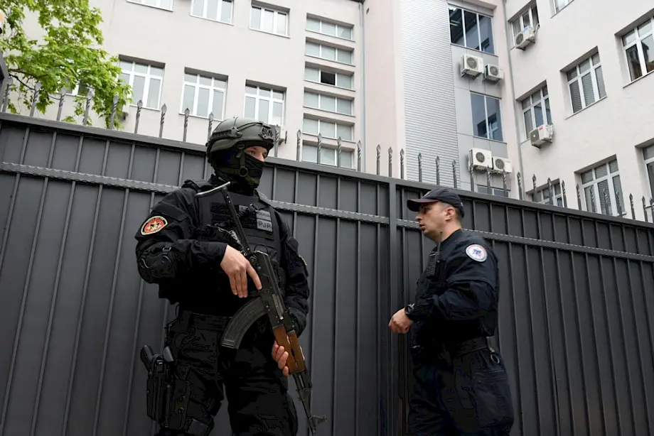Policajci ispred zgrade državnog tužilaštva. Foto: EPA/BORIS PEJOVIĆ